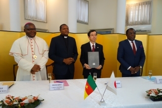 photo_signing ceremony