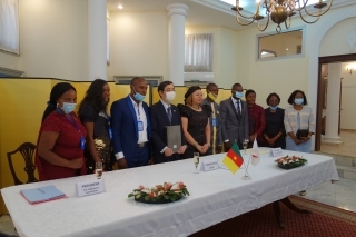photo_signing ceremony